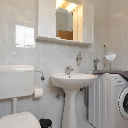 Apartment Nikola 2113 Premantura